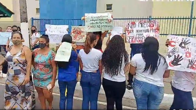 Notícias Alunas e mães fazem manifestação contra professor acusado de