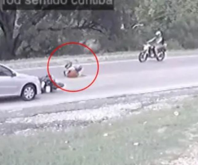 Notícias Motociclista perde controle cai e carro não o atropela por