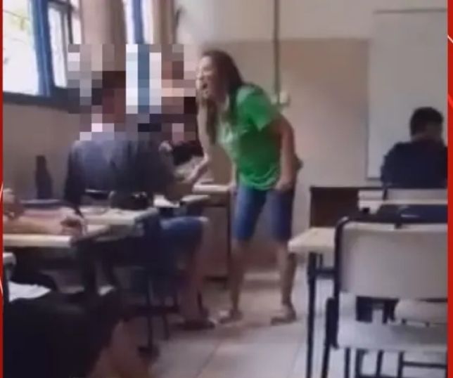 Notícias Vídeo mostra professora assediando aluno de 17 anos em sala