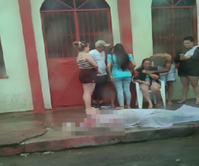 Notícias IMAGENS FORTES Quatro pistoleiros chegam em carro branco e