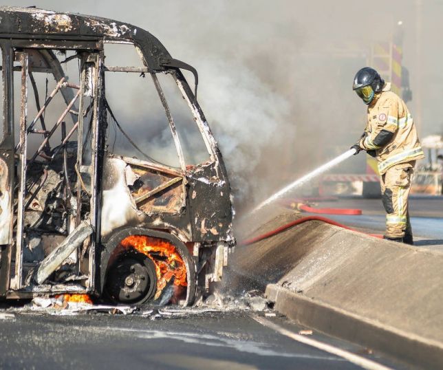 Notícias Ao menos 35 ônibus e um trem são incendiados após morte de